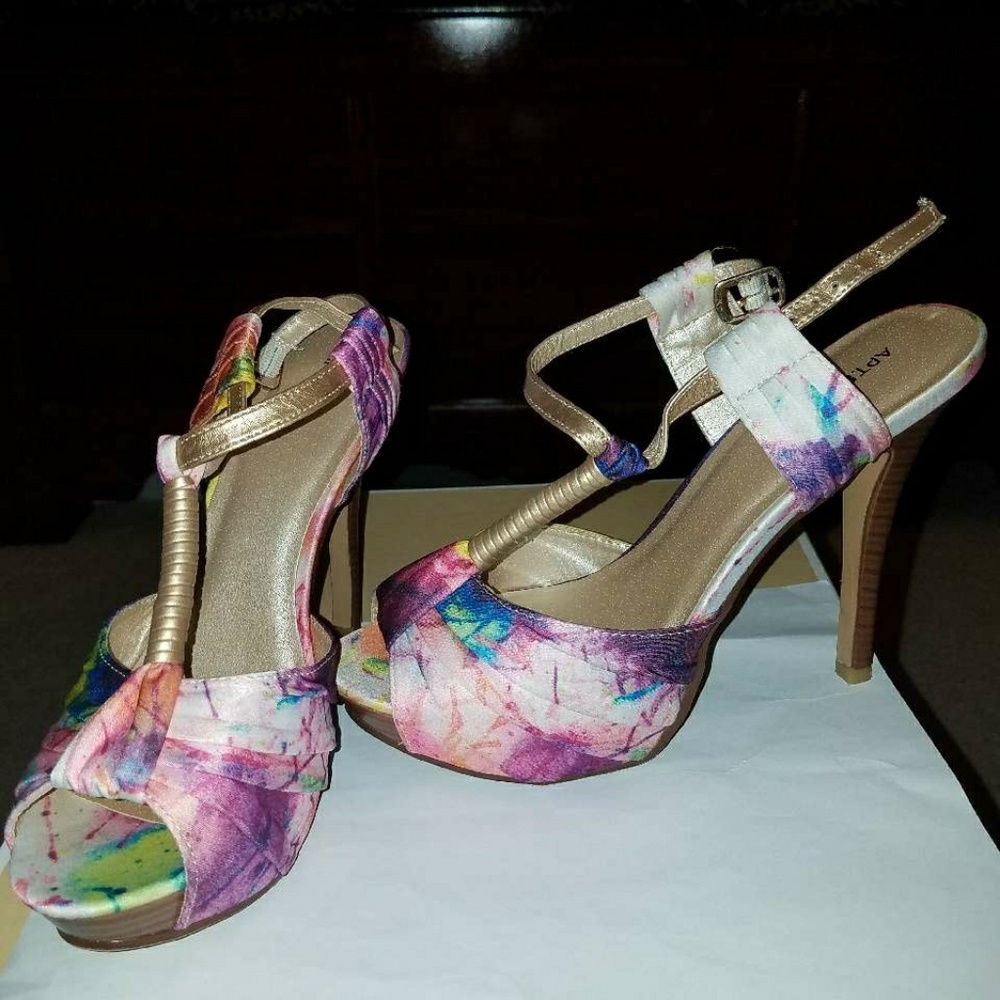 NWOT APT 9 Heels